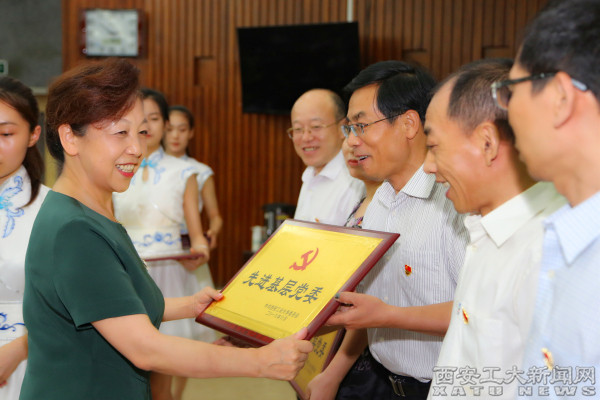 说明: http://www.xatu.cn/images/18/06/27/kc3pywcsb9/16445eadd0a.jpg